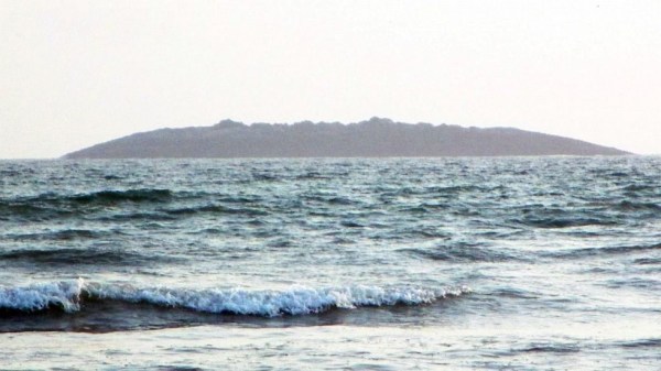 圖為在巴基斯坦靠近阿拉伯海的瓜達(dá)爾地區(qū)（Gwadar）近海600米處冒出一個(gè)小島。