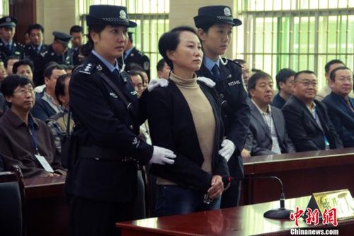 9月24日上午8時30分，陜西“房姐”龔愛愛涉嫌偽造、買賣國家機關證件一案，在陜西靖邊縣人民法院公開