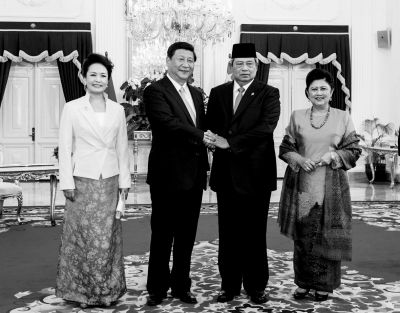 2日，國家主席習近平在雅加達同印度尼西亞總統(tǒng)蘇西洛舉行會談。 新華社發(fā)