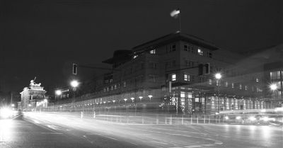 美國駐德國大使館夜景，這里被懷疑設有監(jiān)聽站。