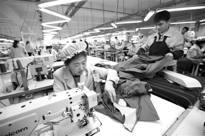 12月19日，朝鮮工人在開城工業(yè)園區(qū)工作。當(dāng)日，由二十國集團(tuán)（G20）的經(jīng)濟(jì)官員、國際金融組織相關(guān)負(fù)責(zé)人以及各國記者等組成的國際代表團(tuán)訪問工業(yè)園區(qū)。今年4月朝鮮單方面關(guān)閉開城工業(yè)園，9月才宣布重開。新華社發(fā)