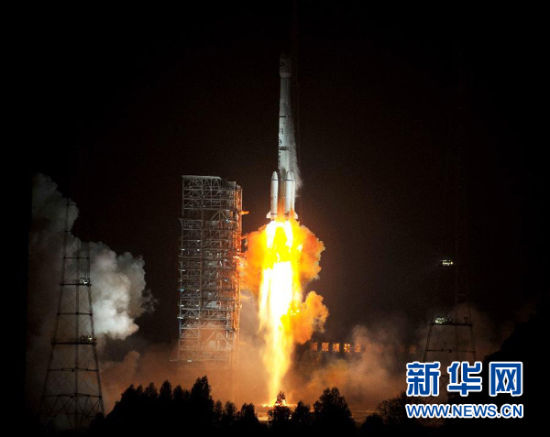 12月21日,載有玻利維亞通信衛(wèi)星的長征三號乙運載火箭點火發(fā)射。當(dāng)日零時42分,我國在西昌衛(wèi)星發(fā)射中心用長征三號乙運載火箭,成功將玻利維亞通信衛(wèi)星發(fā)射升空,衛(wèi)星順利進入預(yù)定軌道。玻利維亞通信衛(wèi)星是該國擁有的第一顆衛(wèi)星。新華社記者 燕雁 攝