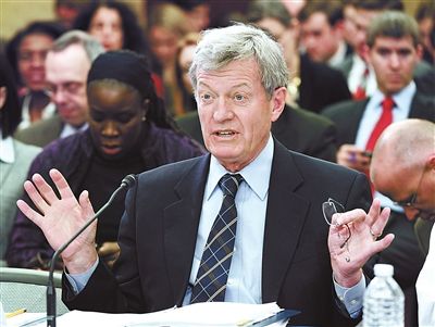 2012年2月1日，鮑卡斯在國(guó)會(huì)會(huì)議上發(fā)言供圖/IC