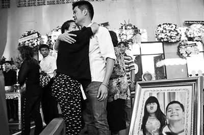 2月24日，泰國曼谷，民眾為在手榴彈襲擊中遇難的兩名兒童舉行葬禮，兩名兒童為姐弟二人，姐姐6歲，弟弟4歲