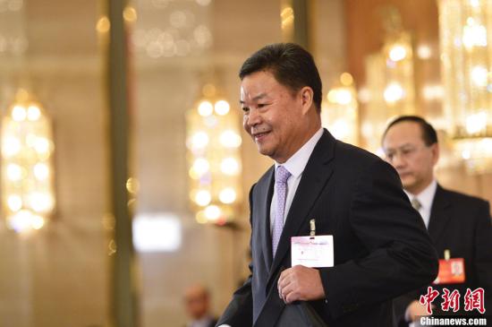 呂新華向中外媒體介紹本次大會有關(guān)情況并回答記者提問。中新社發(fā) 廖攀 攝