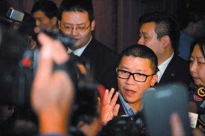 3月10日23時許，與馬航失聯航班部分乘客家屬乘坐同一航班的乘客在北京首都機場辦理值機手續(xù)。新華社