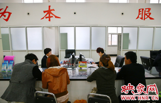 在陽光大廈一樓大廳內(nèi)，分布著人社局、民政局等與群眾利益相關(guān)的民生服務(wù)窗口。