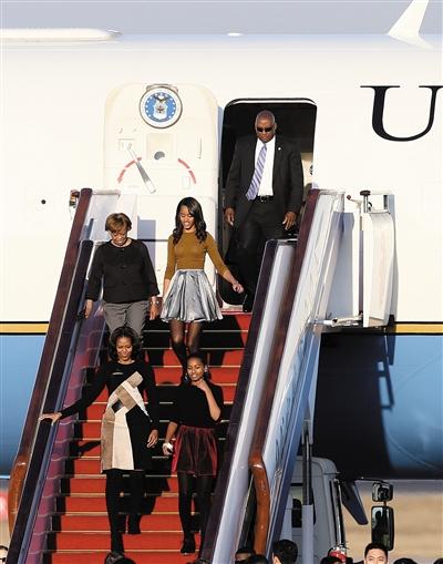 昨日下午5時30分，美國第一夫人米歇爾走出專機(jī)艙門，抵京開始訪華。與其一同來訪的家庭成員還有她的母親