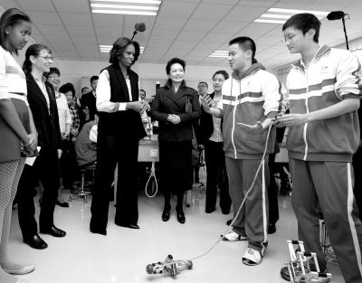 昨天上午，彭麗媛與米歇爾共同參觀北師大二附中，觀看學(xué)生們演示自己設(shè)計(jì)制作的幾何機(jī)器人。