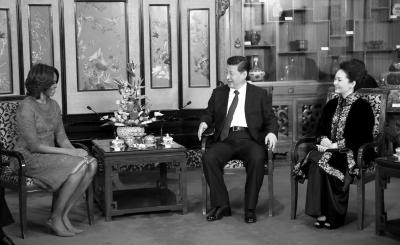 昨晚，國家主席習(xí)近平和夫人彭麗媛在北京釣魚臺(tái)國賓館會(huì)見美國總統(tǒng)奧巴馬夫人米歇爾。