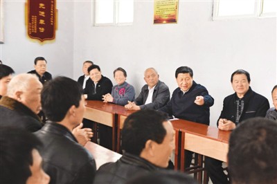 3月17日，習(xí)近平在河南省蘭考縣東壩頭鄉(xiāng)張莊村村委會與干部群眾座談，聽取意見和建議。