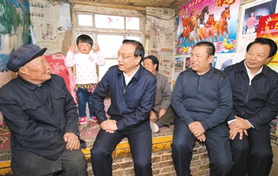 3月27日，李克強(qiáng)在內(nèi)蒙古自治區(qū)翁牛特旗橋頭鎮(zhèn)太平莊村看望貧困戶。
