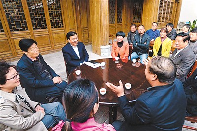 3月23日，劉云山在陜西省咸陽市禮泉縣煙霞鎮(zhèn)袁家村與基層干部群眾座談，聽取對教育實踐活動的意見建議。