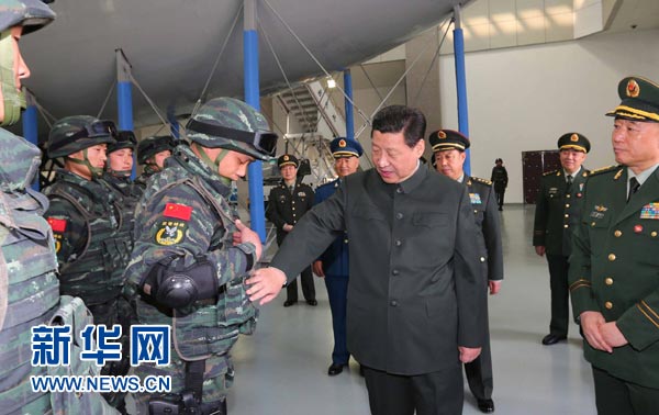 這是習(xí)近平同特戰(zhàn)隊員親切交談，詳細(xì)詢問他們的教學(xué)訓(xùn)練和生活情況。