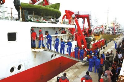  4月8日，“科學號”科學考察船從青島市中苑碼頭啟航，赴沖繩海槽區(qū)域進行科學考察。圖/CFP