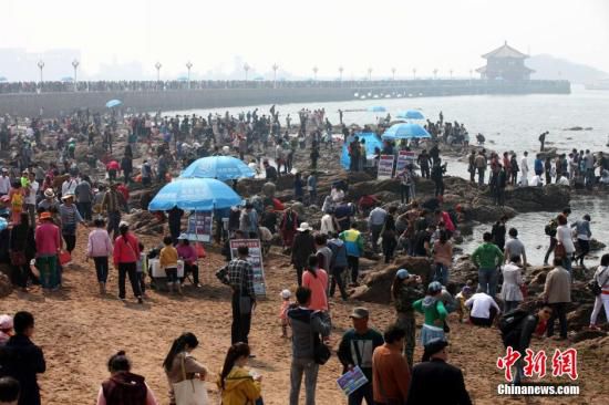 五一小長(zhǎng)假扎堆出游景區(qū)爆棚 多地高速擁堵數(shù)公里 五一小長(zhǎng)假扎堆出游景區(qū)爆棚 多地高速擁堵數(shù)公里