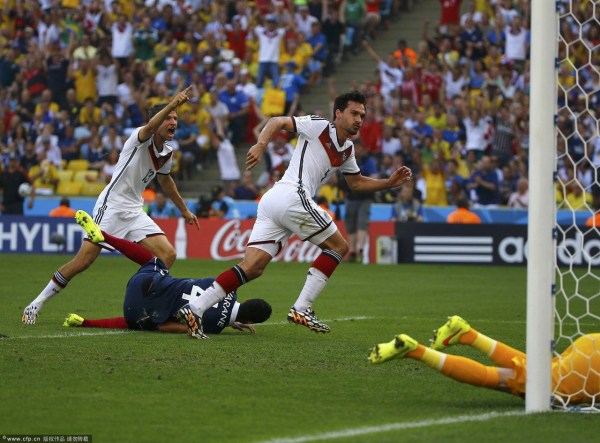 第13分鐘，胡梅爾斯頭球破門