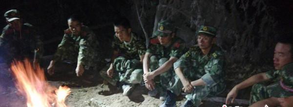 8月5日晚，受困官兵等待天亮以后的救援。