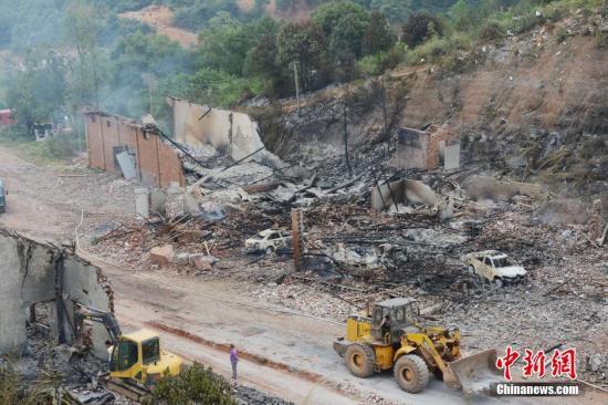 9月23日上午，花炮廠清理工作正在進行，山谷內(nèi)的廠房已被爆炸夷為平地。中新社發(fā) 楊華峰 攝