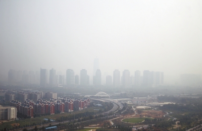 玉米秸稈煙淹了“大玉米”10月7日，霧霾籠罩下的鄭東新區(qū)CBD。