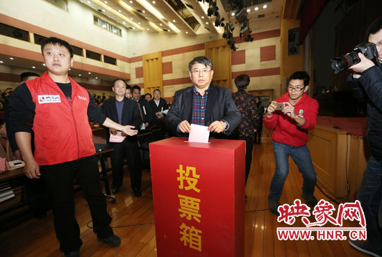 省委宣傳部副部長、省新聞出版廣電局局長朱夏炎現(xiàn)場投票