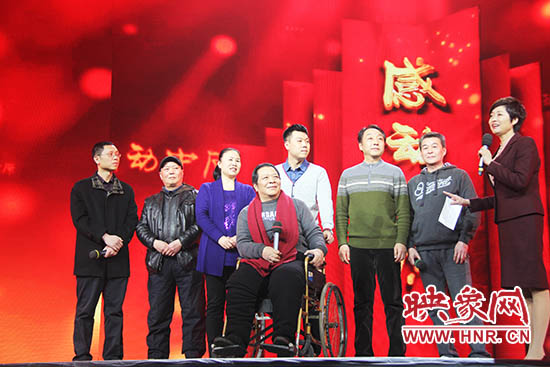 接力照顧高位截癱患者高新海的“隴海大院”愛(ài)心集體鄰居們。