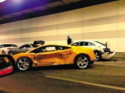 一目擊者出示照片，隧道內(nèi)，事發(fā)時(shí)還停著多輛車，其中一輛黃色豪車車門明顯內(nèi)凹，另一白色車車尾損毀嚴(yán)重。