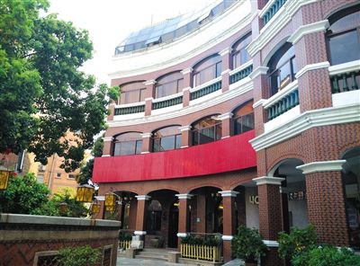 泉州多名干部稱，2010年下半年，徐鋼每周至少三天的下午在這幢建筑的地下酒窖。