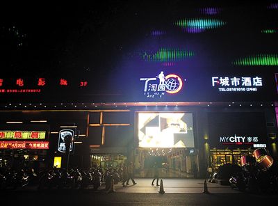 徐鋼在泉州市委書(shū)記任上將與他交往密切的商人引入泉州古城區(qū)開(kāi)發(fā)文化創(chuàng)意產(chǎn)業(yè)。