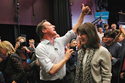 4日，英國(guó)巴斯，卡梅倫和妻子薩曼莎到一所女子學(xué)校助選。英國(guó)大選前夕，主要政黨的領(lǐng)袖們紛紛派妻子去拉選票。