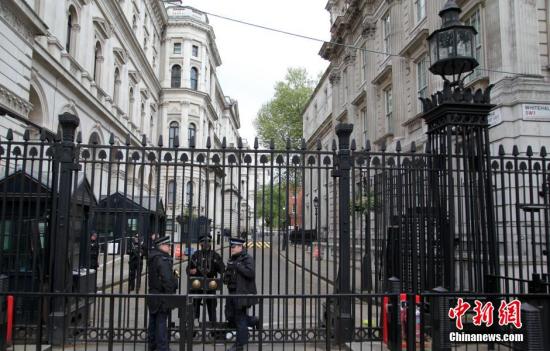 5月7日，英國舉行大選，英國首相府所在地唐寧街10號(hào)加強(qiáng)安保。民調(diào)顯示，英國兩大政黨保守黨和工黨的支持率不相上下，此次大選被稱為英國近40年來最難預(yù)測(cè)結(jié)果的一次大選。<a target='_blank' ><p  align=