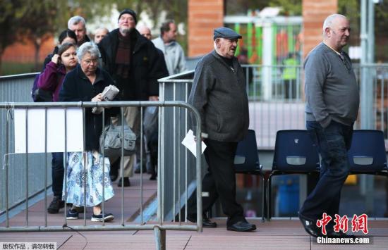 2015年英國大選投票已經(jīng)于當(dāng)?shù)貢r(shí)間5月7日早7點(diǎn)(北京時(shí)間7日下午14時(shí))開始。選民將在首相卡梅倫領(lǐng)導(dǎo)的保守黨、米利班德領(lǐng)導(dǎo)的工黨及其他一些小黨中做出抉擇，投票結(jié)果將于8日出爐。