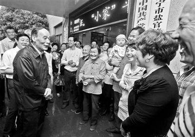 5月8日，王岐山與海寧市鹽官鎮(zhèn)桃園村黨委班子成員、老黨員和群眾親切交流供圖/新華社