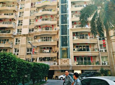 泉州鬧市區(qū)刺桐路上一小區(qū)。5月5日凌晨，泉州安監(jiān)局調(diào)研員謝清平在7號樓自殺。