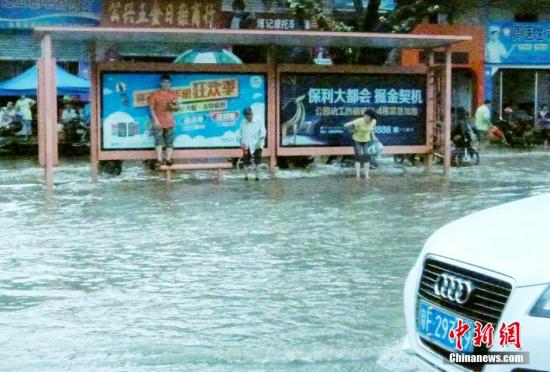 圖為暴雨持續(xù)兩小時，韶關(guān)市區(qū)又變“水城”。陳惠賢 攝