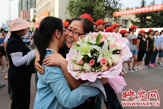 考試結(jié)束，考生與家長深情的擁抱