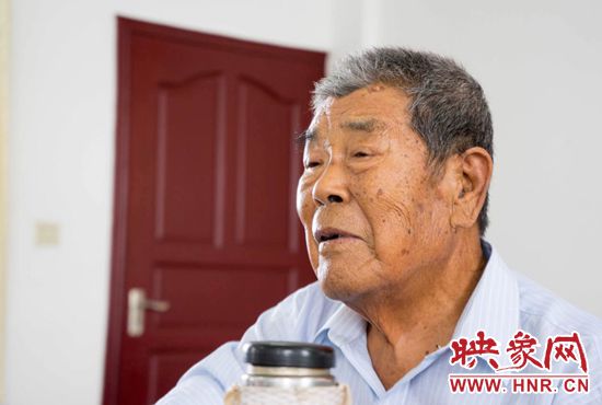 張計(jì)發(fā)正在講述抗戰(zhàn)故事 張計(jì)發(fā)正在講述抗戰(zhàn)故事