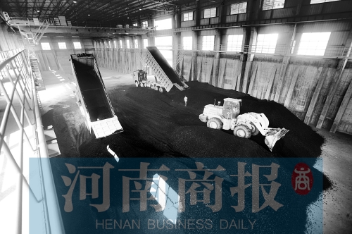 大量煤炭運(yùn)往南區(qū)供熱站，為今冬供暖做準(zhǔn)備 河南商報記者 鄧萬里/攝