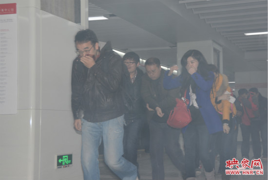 演習中，地鐵乘客從地鐵車廂中跑出。