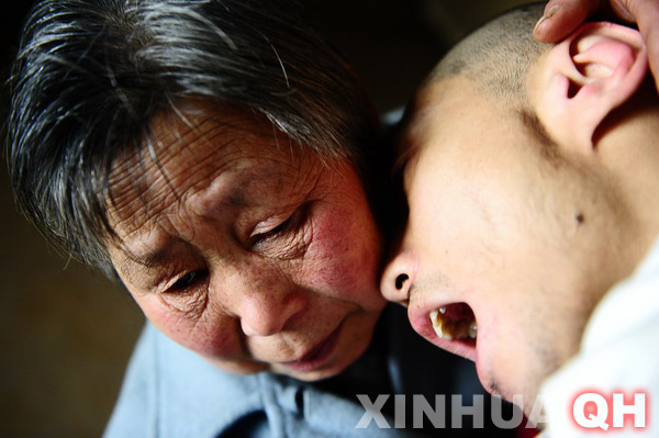 3月29日，母親邵秀景（左）同楊林在一起。