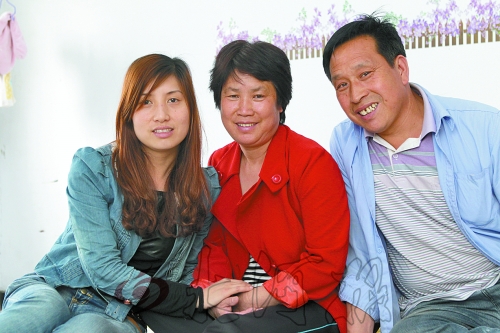 牛松玲（圖中）、郭新成夫妻和女兒