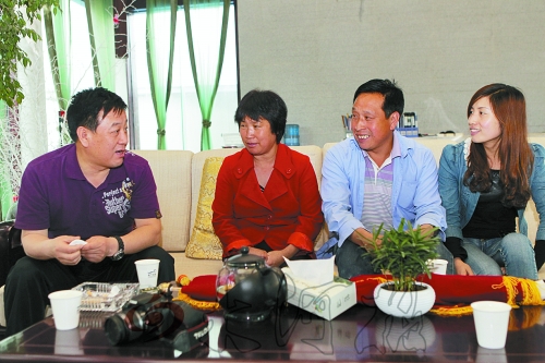 網(wǎng)友“奇石頑童”與牛松玲、郭新成夫婦