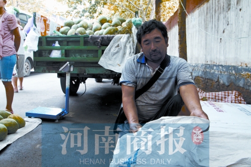 錢(qián)包就裝在這個(gè)編織袋里，枕在老陳頭下，沒(méi)想到還是被偷走了 實(shí)習(xí)生 唐韜/攝