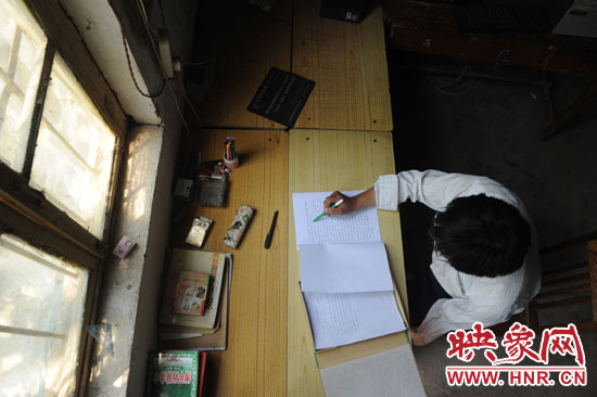 圖為王格現(xiàn)在審閱文件。