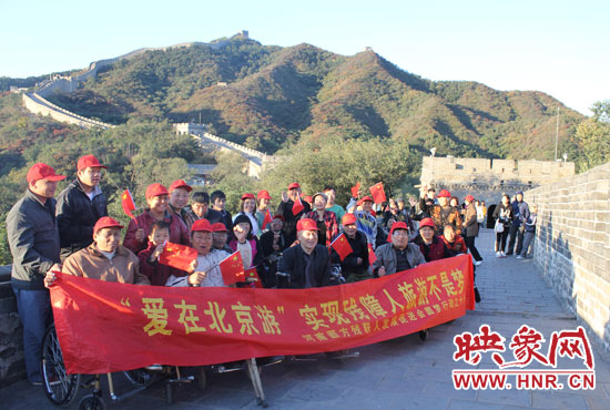 旅游對于殘疾人朋友來說比正常人要困難許多，2011年，劉小琴帶領(lǐng)殘障朋友登上了長城。