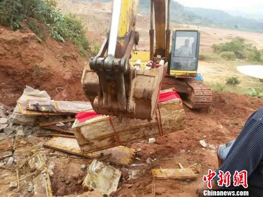 圖為“官墓”被移走。　嚴初 攝