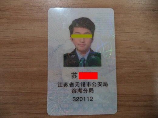 男子制作假經查證在酒吧執(zhí)法。