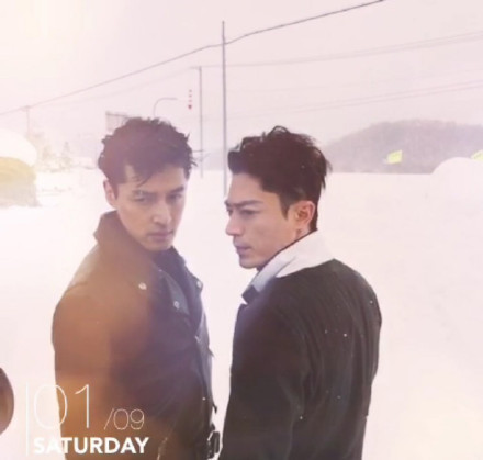 胡歌和霍建華為雜志拍攝了一組封面照，二人穿著同款風衣，在白雪中端著咖啡，恩愛“虐狗”