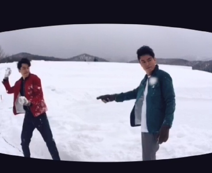 胡歌和霍建華為雜志拍攝了一組封面照，二人穿著同款風衣，在白雪中端著咖啡，恩愛“虐狗”