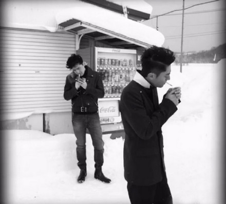 胡歌和霍建華為雜志拍攝了一組封面照，二人穿著同款風衣，在白雪中端著咖啡，恩愛“虐狗”